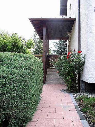 entrée de la maison et chemin pavé