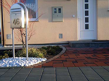 entrée de la maison avec la boîte aux lettres